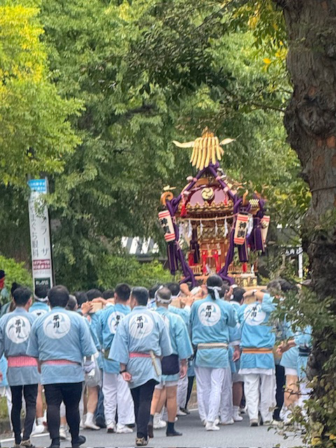 お神輿を担ぐ人達